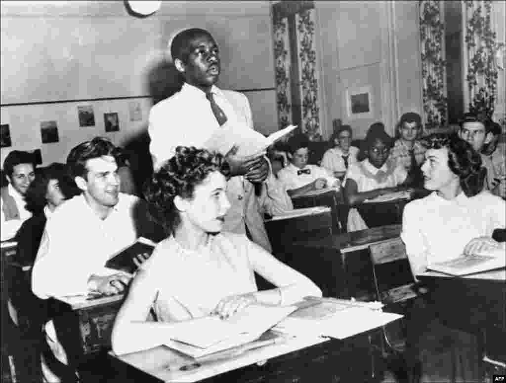 1954 წლის 21 მაისს 17 წლის შავკანიანი სტუდენტი, ნათანიელ სტიუარდი გაკვეთილს ჰყვება ვაშინგტონის წმინდა დომინიკის სახელობის სკოლაში. ეს სკოლა ერთ-ერთი პირველი იყო იმ სკოლებს შორის, რომლებშიც შავკანიან და თეთრკანიან მოსწავლეებს ერთად უტარდებოდათ გაკვეთილები. ერთობლივი გაკვეთილების ჩატარება მას შემდეგ გახდა შესაძლებელი, რაც ისტორიულ საქმეში “ბრაუნი განათლების საბჭოს წინააღმდეგ” აშშ-ის უზენაესმა სასამართლომ უკანონოდ ცნო რასობრივი სეგრეგაცია სკოლებში.