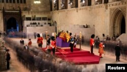 со часови во редици за да поминат покрај ковчегот на кралицата Елизабета Втора