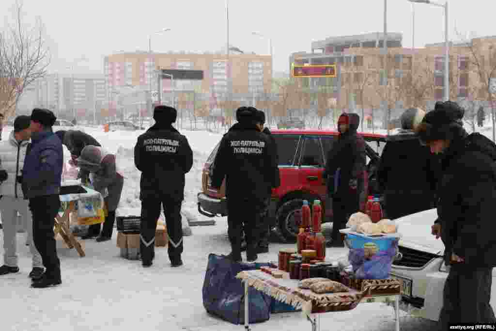 Сауран көшесіндегі жылжымалы жәрмеңкеге жеке азаматтар да шығып, өз өнімдерін сатқысы келген. Бірақ қалалық әкімдік өкілдері мен жол-патруль полицейлері оларға сауда жасауға рұқсат бермеді. 
