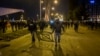 С наступлением темноты мирный протест сменился агрессией – толпа начала крушить соседние объекты