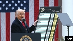 Илустрација, американскиот претседател Доналд Трамп при соопштувањето на покачените царини