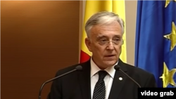 Mugur Isărescu.