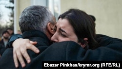 Mahkemeden – tebessüm ve közyaşlarınen: «Veciye Kaşka davasınıñ» mabüsleri ev apsine avuştırıldı (fotoresimler)