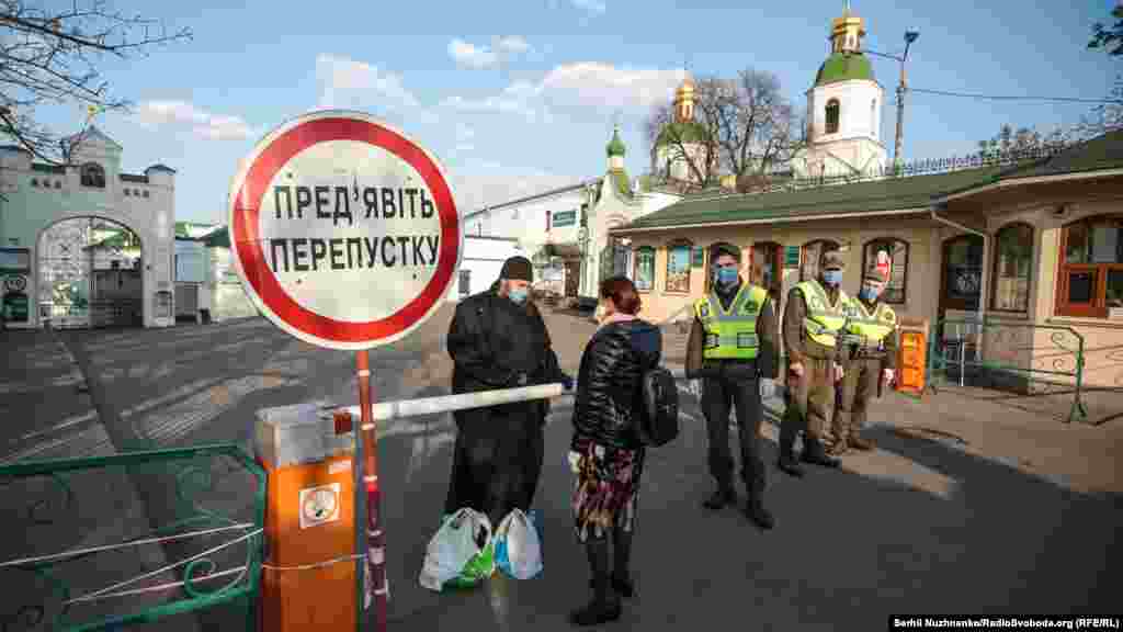 Києво-Печерська лавра з 13 квітня зачинена на карантин. Монаха та священникам, які знаходяться на ізоляції, люди приносять пакунки із їжею