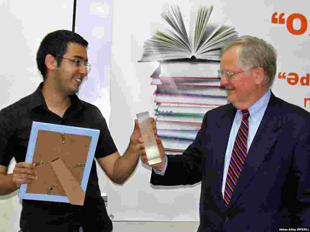 "Ədəbi Azadlıq-2011" hekayə müsabiqəsinin qalibi Musa Əfəndi (solda) Amerika Xarici Yayım Şurasının üzvü Victor Ashe-dən mükafatı qəbul edir. 