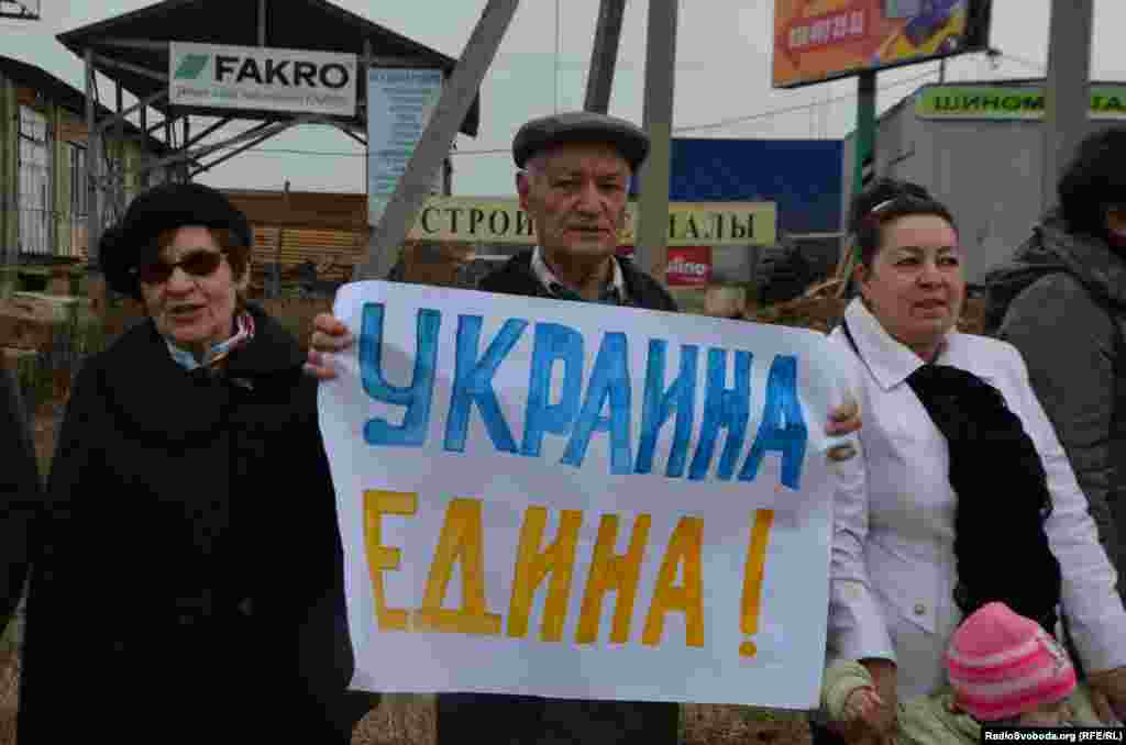 Это была одна из самых массовых акций против вторжения России в Украину в 2014 году, которые прошли в оккупированном российскими войсками Крыму. 8 марта 2014 г. 