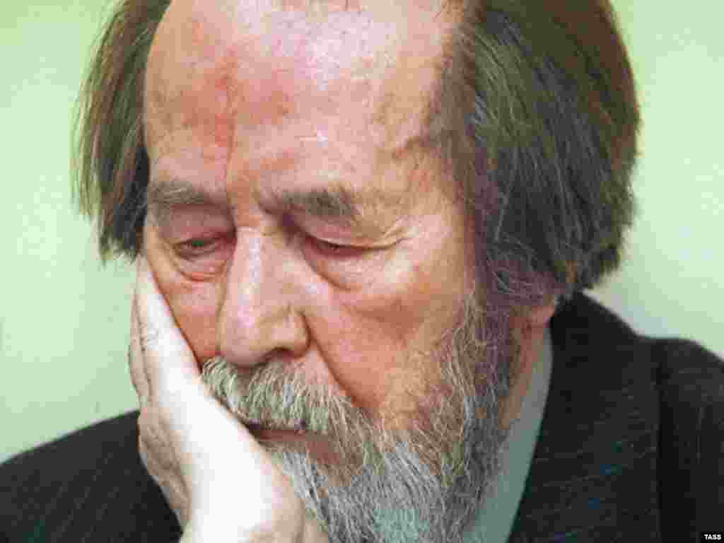 Ponovo u Rusiji, Solzhenitsyn poziva na vraćanje moralnih standarda, zasnovanih na kršćanskim vrijednostima. Ali njegove poruke ne nailaze na odjek među Rusima, posebno onim mlađim, iz postsovjetske generacije.