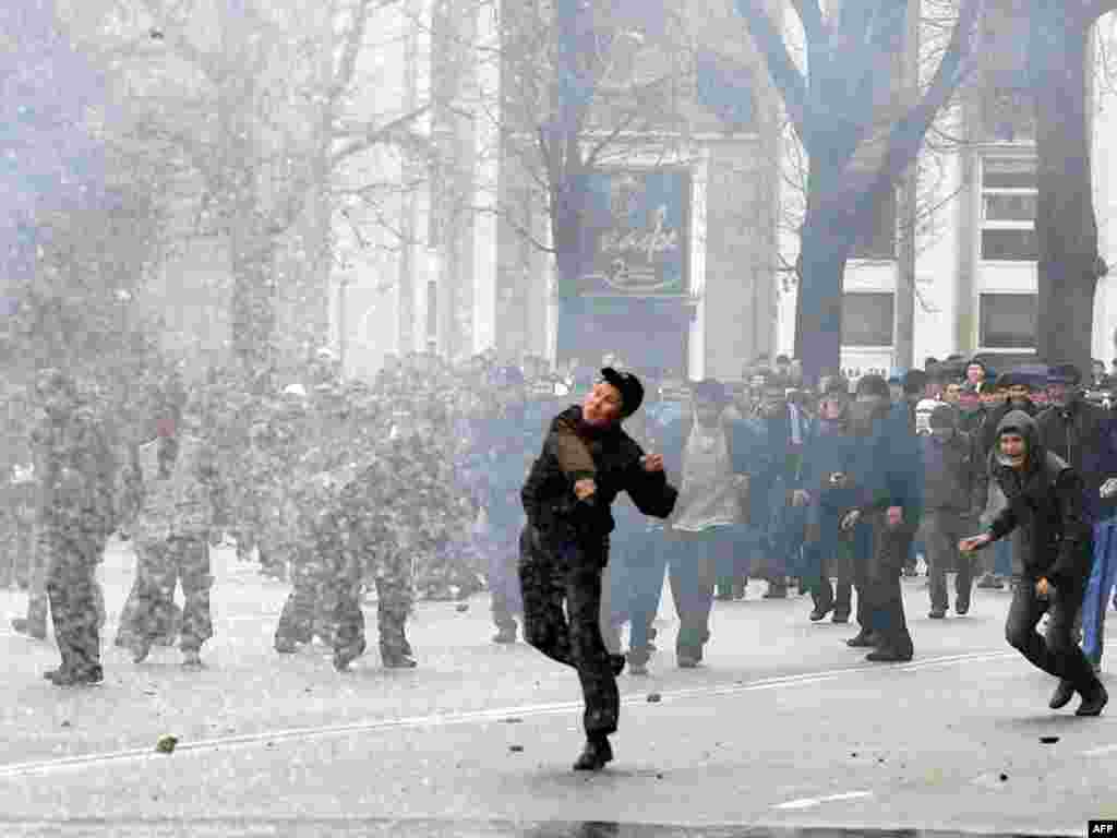 Протесты в Бишкеке. 7 апреля 2010 года.