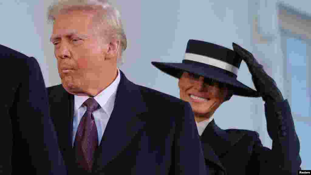 Donald Trump és Melania Trump 2025. január 20-án. 1961-ben, John F. Kennedy beiktatásának napján fontos gesztus volt, hogy levette a kalapját, ezért az elemzők szerint jelzésértékű lehet, hogy Melania Trump végig kalapban volt, ráadásul olyanban, ami a szemét is árnyékolta