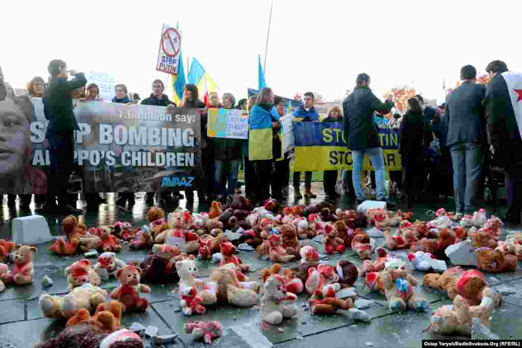 Німецькі митці влаштували інсталяцію. М'які іграшки в «крові» символізують загиблих через російські атаки дітей в Алеппо
