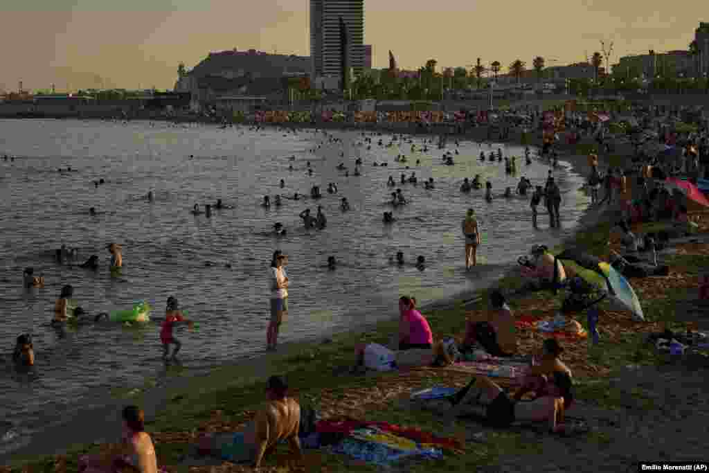 Туристи на плажа во Барселона, 29 јуни.