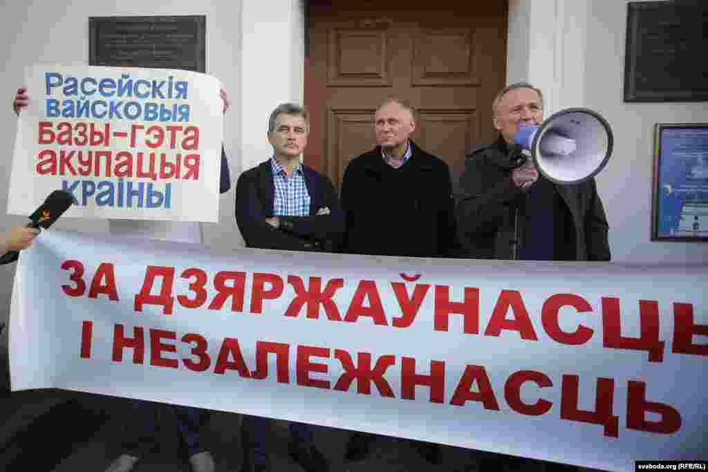 Білоруські опозиціонери Микола Статкевич (праворуч),&nbsp;Володимир Некляєв (посередині) та&nbsp;​Анатолій Лебедько під час акції протесту у центрі Мінська. 4 жовтня 2015 року