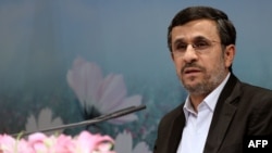 به نوشته روزنامه های ایران، مسايل اقتصادی به ويژه نوسانات بازار ارز، محور تنها سوال مطرح شده از سوی نمايندگان امضاء کننده طرح سئوال از احمدی نژاد است.