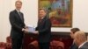 Евроамбасадорот Аиов Орав му го презентира извештајот на ЕК за напредокот на Македонија на претседателот Ѓорге Иванов во Скопје. 