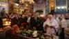 <a href="https://di9clgluevf4b.cloudfront.net/a/news/29306302.html" target="_blank">Відспівування почалося</a> о 10:30 у Володимирському соборі. Патріарх Київський і всієї Руси-України Філарет очолив поминальну літургію. Попрощатися з українським поетом <a href="https://di9clgluevf4b.cloudfront.net/a/news/29304202.html" target="_blank">прийшли президент України Петро Порошенко</a> з дружиною Мариною, прем&rsquo;єр-міністр Володимир Гройсман, міністр освіти Лілія Гриневич&nbsp;