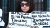 Faaliyetçiler plakatlar ile Kyivdeki Rusiye elçihanesiniñ ögünde