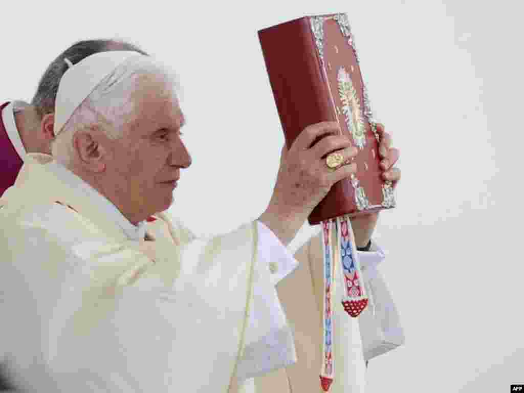 Papa drži misu na zagrebačkom Hipodromu, 5. jun 2011. AFP / VINCENZO PINTO