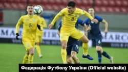 Руслан Малиновський (8 номер) під час матчу України та Словаччини