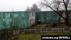 «Маскіровачнай» сеткі не хапіла нават на адзін бок