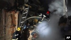 Більше половини жертв моніторинг зафіксував на Харківщині. На фото: рятувальники гасять пожежу в будівлі, пошкодженій російським обстрілом, Харків, 31 травня 2024 року