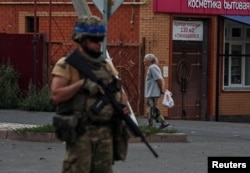 Український військовослужбовець патрулює територію в контрольованому українською армією місті Суджа. Серпень 2024 р.