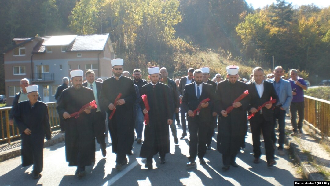Predstavnici Islamske zajednice u Srbiji sa cvećem u ruci koje će baciti u reku Lim.