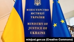 У міністерстві нагадали, що Заневський – офіцер російської армії, екскерівник охорони Віктора Януковича, власник 100% корпоративних прав ТОВ «АМСТЕЛ СКІ», яке здійснює управління готельним комплексом AmstelSki у Буковелі