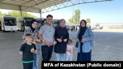 Эвакуированные из сектора Газа граждане Казахстана. Фото МИД Казахстана.