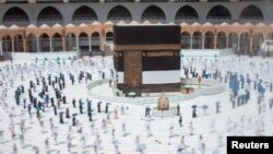 Кааба ташын айланып жүргөн мусулмандар. 29-июль, 2020-жыл.