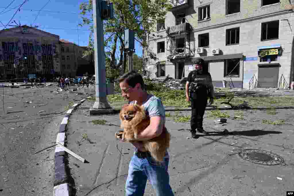 Житель забирает собаку из разрушенного жилого дома &nbsp;