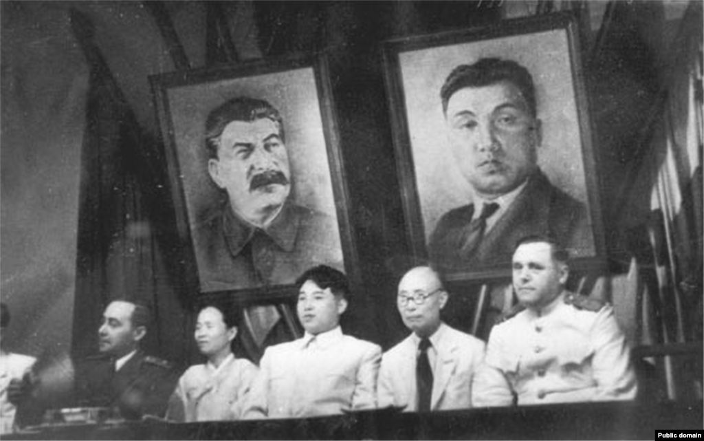 Вооруженная фаза конфликта продлилась с 1950 по 1953 год, но формально война так никогда и не закончилась. Под руководством Ким Ир Сена (на фото в центре), которого поддерживал Советский Союз, Северная Корея превратилась в государство-изгоя и взяла курс на милитаризацию. Психология "осажденной крепости" больно ударила по благосостоянию людей. 