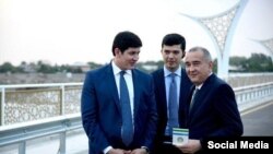 Атабек Умаров (солдо) жана Ташкент шаарынын мэри Жахангир Артыккожоев (оңдо).