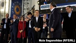 Миллиардер-саясатчы Бидзина Иванишвили азыркы премьер-министр менен кошо сахнага чыкты.