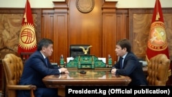 Президент Сооронбай Жээнбеков жана мурдагы премьер-министр Сапар Исаков. 29-январь, 2018-жыл.
