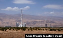 یادمان قانون اساسی (چپ) و برج ترکمنستان (بالا، سمت راست). یادمان ۱۸۵متری بلندترین سازه در ترکمنستان است.