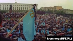 Qırımtatar sürgünligi qurbanlarınıñ hatıra Kününe bağışlanğan miting, Aqmescit, 1998 senesi mayıs 18 künü.