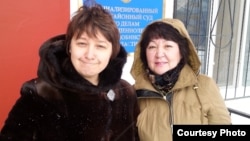 Правозащитники Ольга Климонова (слева) и Алима Абдирова, бывшие участницы НПМ. Актобе, декабрь 2015 года.