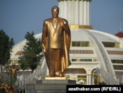Сапармурад Ниязовдун айкели.