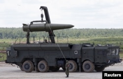 Російський оперативно-тактичний ракетний комплекс «Іскандер», здатний доставляти ракету з ядерною головкою, на міжнародному військово-технічному форумі «Армія-2015» в підмосковній Кубинці, 17 червня 2015 року