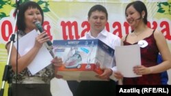 Татар мәдәнияте үзәге җитәкчесе Лилия Кәримова Сөлкарнаевлар гаиләсенә бүләк тапшыра