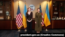 Дружина президента України Олена Зеленська (праворуч) і адміністраторка Агентства США з міжнародного розвитку (USAID) Саманта Павер. Вашингтон, 18 липня 2022 року
