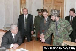 Лідер чеченських повстанців Зелімхан Яндарбієв (праворуч) робить пропозицію президенту Росії Борису Єльцину під час їхніх переговорів у Кремлі. Москва, 27 травня 1996 року