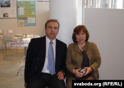 Юры Бандажэўскі і Сьвятлана Алексіевіч на Чарнобыльскай канфэрэнцыі ў Парыжы