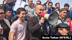 Макс Бокаев (в центре) на несанкционированном митинге «по земельному вопросу» на центральной площади Атырау. 24 апреля 2016 года.