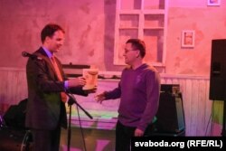 Зьміцер Дзядзенка атрымлівае альбом у падарунак