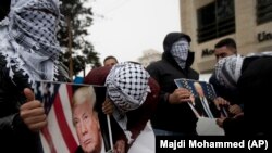 Рамалладагы палестин активисттери Трамптын сүрөтүн өрттөгөнү жатышат. 6-декабрь, 2017-жыл