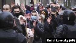 Задержанных участников протеста против ареста одного из лидеров российской оппозиции Алексея Навального ведут под полицейским конвоем. Санкт-Петербург, 31 января 2021 года