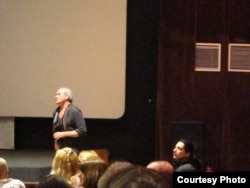 Dan Alexe vorbind publicului la Noul cinema al regizorului romând din București