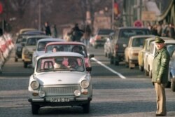 Автомобілі зі Східної Німеччини їдуть у Західну, 11 листопада 1989 року. Фото: Reuters