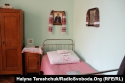 На цьому ліжку на підпільній квартирі у Львові 2 квітня 1956 року помер єпископ Миколай Чарнецький